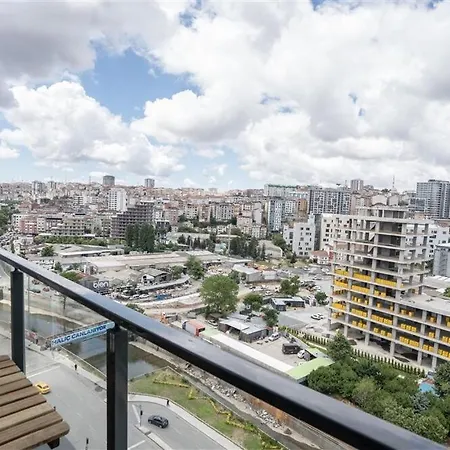 Vibrant 1-bdr Wpoolgym Near Airport Metro Appartement Istanboel