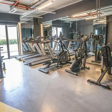 Vibrant 1-bdr Wpoolgym Near Airport Metro Appartement Istanboel