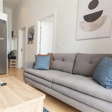 Vibrant 1-bdr Wpoolgym Near Airport Metro Appartement *