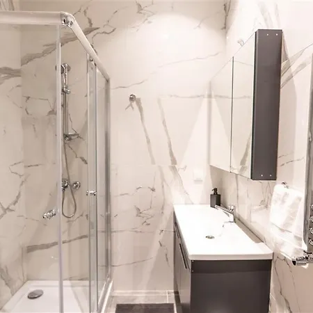 Vibrant 1-bdr Wpoolgym Near Airport Metro *