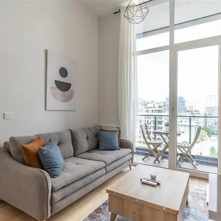 Vibrant 1-bdr Wpoolgym Near Airport Metro Appartement Istanboel