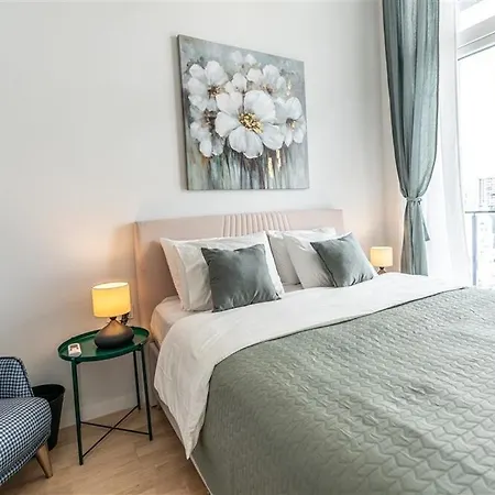 Vibrant 1-bdr Wpoolgym Near Airport Metro Apartment *